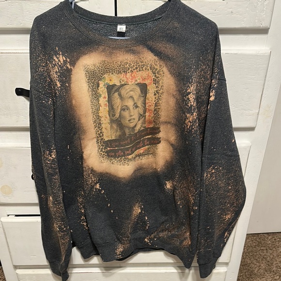 Tops - Graphic Sweatshirt with Vintage Print